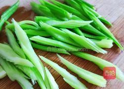 香煎芹菜核桃仁的做法图解2