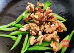 香煎芹菜核桃仁的做法图解5
