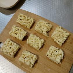 红枣葡萄干味原味（沙琪玛）家庭版自制小吃的做法[图]