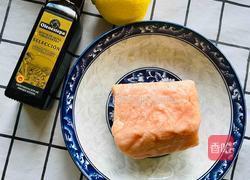 橄榄油三文鱼的做法图解1