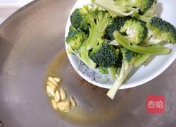 腊肠炒西兰花的做法图解4