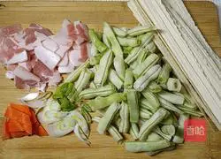 Illustration of how to make braised kidney bean noodles 1