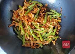 Illustration of how to make braised noodles with olive oil and beans 11