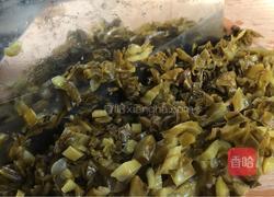 酸菜炒鱼籽的做法图解3