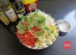 Illustration of how to make hot and sour soup 1