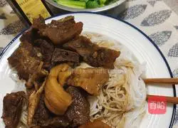 Illustration of how to dredge beef brisket in rice noodles 9