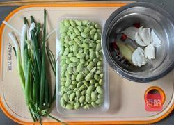 毛豆烧鲫鱼的做法图解1