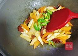 香肠炒茭白胡萝卜的做法图解6