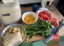 西红柿金针菇豆皮汤的做法图解1