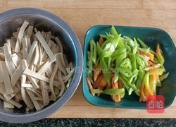 青椒炒豆腐皮的做法图解2