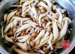 蟹味菇炒辣椒的做法图解2