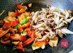 蟹味菇炒辣椒的做法图解6