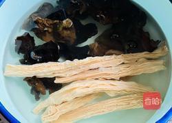 腐竹拌耳子的做法图解2