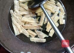 腐竹炒肉的做法图解1