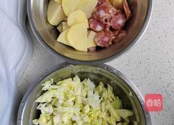 白菜土豆炒香肠的做法图解1
