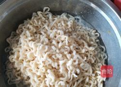 肉串炒方便面的做法图解3