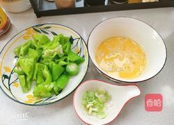 尖椒炒鸡蛋的做法图解1