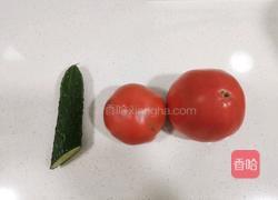 西红柿炒黄瓜的做法图解1