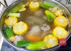 莲藕玉米炖排骨的做法图解3