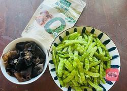 豌豆荚炒耳子的做法图解1