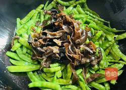 豌豆荚炒耳子的做法图解4
