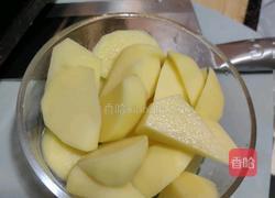 土豆炖番茄的做法图解1