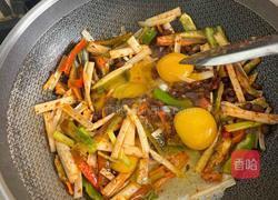 鸡蛋炒盐豆的做法图解4