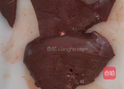 蒜苗炒猪肝的做法图解1