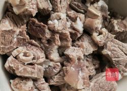 牛肉萝卜煲的做法图解1