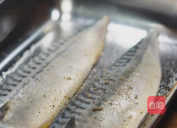 黑松露酱香煎青花鱼的做法图解2