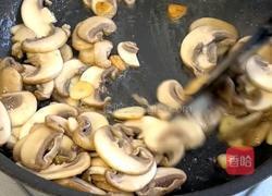 黑椒口蘑煎鸡肉的做法图解6