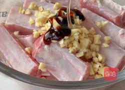 蒜香椒盐烤排骨的做法图解1
