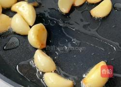 蒜香口蘑鸡腿的做法图解4