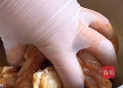 蒜香口蘑鸡翅的做法图解3