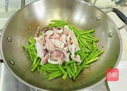 鱿鱼炒豆角的做法图解7