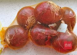 生拌西瓜皮紫洋葱的做法图解2