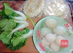 肉丸鸡蛋方便面的做法图解1