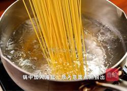 松露蛋黄意面的做法图解2