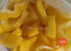 西芹彩椒炒鲜鱿的做法图解3