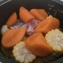 玉米胡萝卜筒骨汤的做法[图]