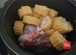 玉米胡萝卜筒骨汤的做法图解3