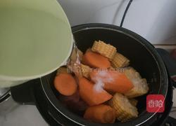 玉米胡萝卜筒骨汤的做法图解6