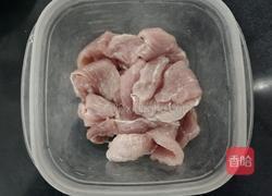 西蓝花炒肉片的做法图解1