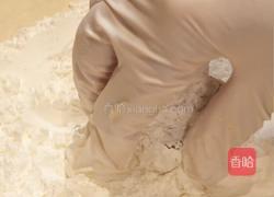 爆浆黑松露虾球的做法图解3