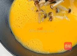 蟹味菇滑蛋的做法图解3