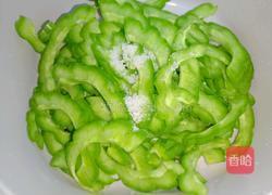 肉片苦瓜炒蛋的做法图解1