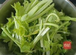 翡翠香芹拌海鲜菇的做法图解2