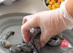 菠萝虾仁蛋炒饭的做法图解1