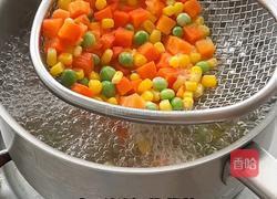 菠萝虾仁蛋炒饭的做法图解4