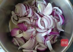 洋葱虾仁凉拌荞麦面的做法图解2